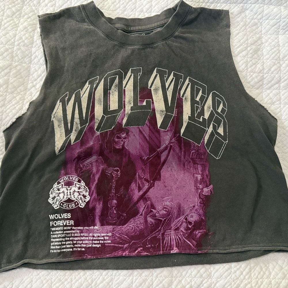 Darc Sport Wolves Graphic Muscle cropped Tee - grey and Purple